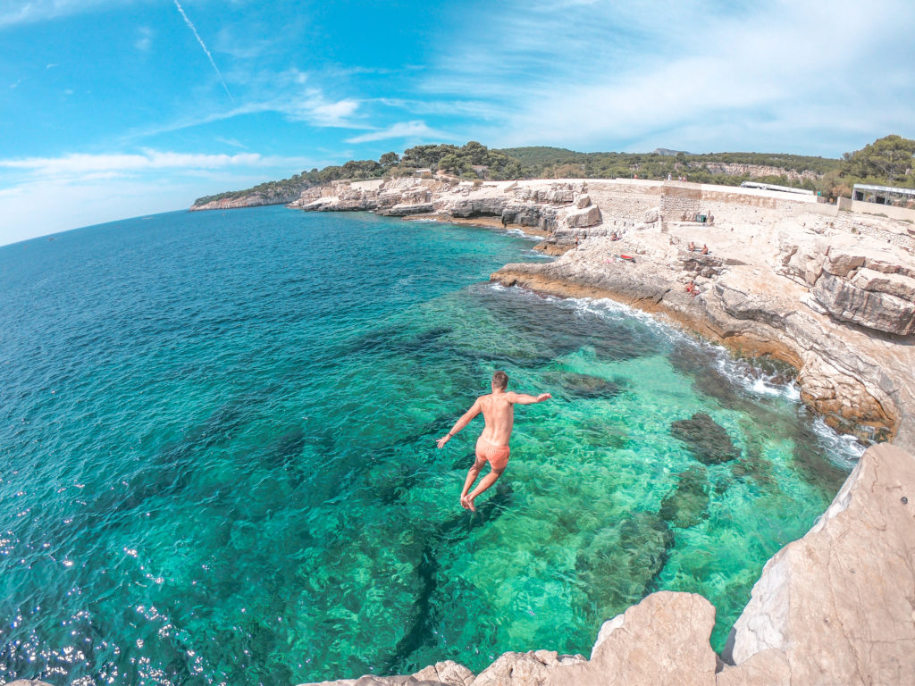 visit the calanques of cassis
